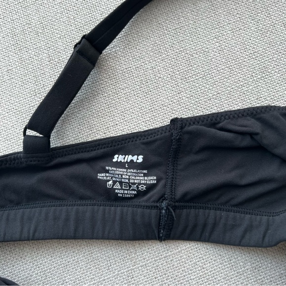 SKIMS Black Fits Everybody Triangle Bralette - Picture 16 of 16